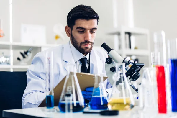 Professionele Wetenschapper Doet Een Chemisch Experiment Tijdens Het Maken Van — Stockfoto