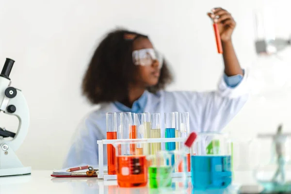 Alunos Afro Americanos Aprendendo Fazendo Uma Experiência Química Segurando Tubo — Fotografia de Stock