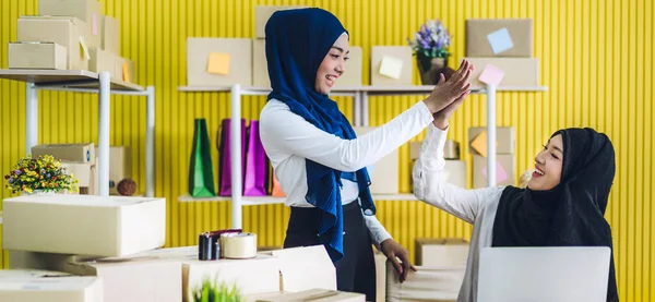 Musulmano Due Donne Asiatiche Freelance Sme Business Shopping Online Lavorando — Foto Stock