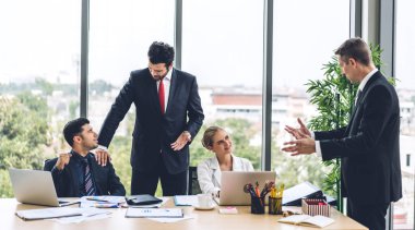 Profesyonel iş toplantısı ve strateji yönetimini yeni bir başlangıç projesiyle tartışmak. Yaratıcı iş adamları modern çalışma ortamında belge raporlarıyla plan yapıyor ve beyin fırtınası yapıyorlar. 