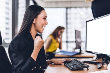 İş kadını kutlamalarının başarılı olması, silahlı ve masaüstü bilgisayarı ile çalışıyor. Modern ofiste yaratıcı iş adamları yönetimi