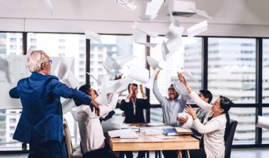 Başarılı bir grup gündelik iş gevşetici ve modern çalışma tavan arasına kağıt fırlatıcı. Yaratıcı iş adamları bunu kollarını kaldırarak kutluyor. Takım çalışması ve başarı kavramı.