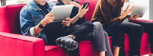 Bir Grup Arkadaş Oturup Rahatlarken Dizüstü Bilgisayar Tablet Teknolojisini Kullanarak — Stok fotoğraf