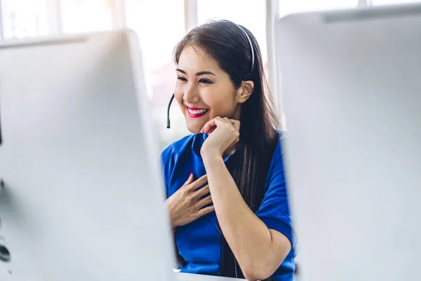美しい幸せなアジアの笑顔ビジネス女性オペレーターコールセンターでヘッドセットとコンピュータで動作する電話サービスをサポートしています — ストック写真