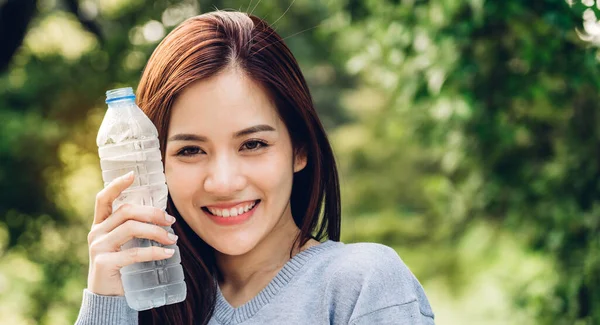 Schöne Asiatische Frau Trinkt Wasser Aus Einer Flasche Während Sie — Stockfoto