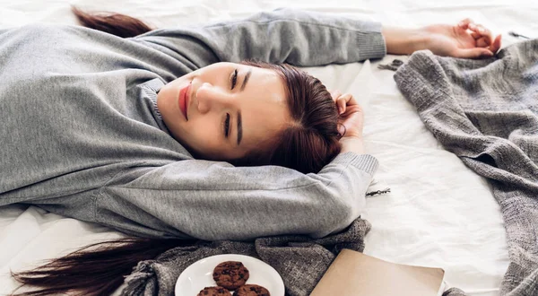 Retrato Dormir Joven Asiática Mujer Disfrutar Relajarse Acostado Cama Con — Foto de Stock