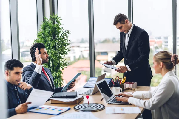 Profesyonel iş toplantısı ve strateji yönetimini yeni bir başlangıç projesiyle tartışmak. Yaratıcı iş adamları modern çalışma ortamında belge raporlarıyla plan yapıyor ve beyin fırtınası yapıyorlar. 