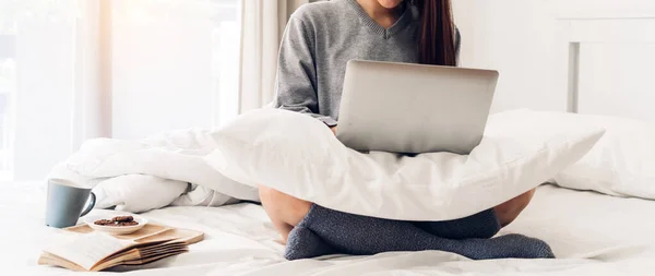 Jeune Femme Détendre Aide Ordinateur Portable Par Une Froide Journée — Photo