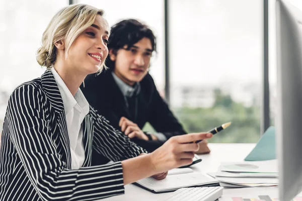 Exitoso Dos Reuniones Informales Del Equipo Negocios Discutiendo Con Nuevo —  Fotos de Stock