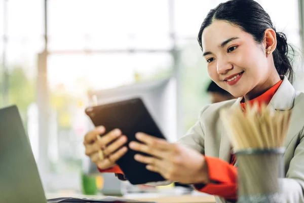 Piękny Pewny Siebie Azjatycki Bizneswoman Relaks Patrząc Technologię Tabletu Siedząc — Zdjęcie stockowe
