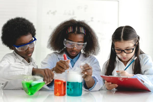 Group Teenage Cute Little Students Child Learning Research Doing Chemical — Stock Photo, Image