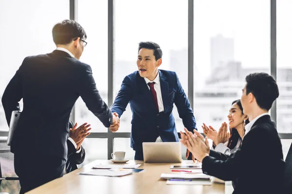 Gambar Dua Mitra Bisnis Asia Dalam Setelan Elegan Sukses Berjabat — Stok Foto