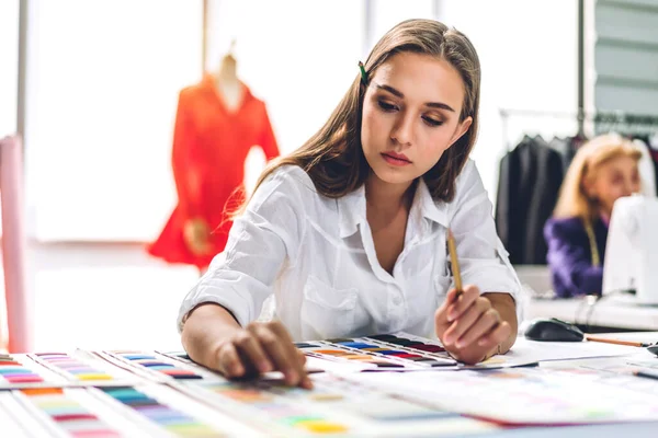 Retrato Joven Hermosa Mujer Bonita Diseñadora Moda Elegante Sentado Trabajando — Foto de Stock