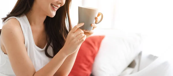 Retrato Sonriente Alegre Hermosa Hermosa Mujer Asiática Relajante Beber Mirando —  Fotos de Stock