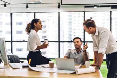 Profesyonel iş toplantıları ve yeni başlangıç projesiyle strateji tartışmaları. Yaratıcı iş adamları modern çalışma ortamında belge raporlarıyla plan yapıyor ve beyin fırtınası yapıyorlar. Takım çalışması kavramı.