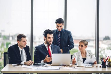 Profesyonel iş toplantıları ve yeni başlangıç projesiyle strateji tartışmaları. Yaratıcı iş adamları modern çalışma ortamında belge raporlarıyla plan yapıyor ve beyin fırtınası yapıyorlar. Takım çalışması kavramı.