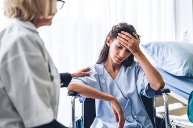 Kadın doktor hastanede kadın hastalarla tartışıyor ve onlara danışıyor. Sağlık ve tıp