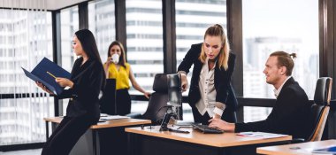 Profesyonel iş toplantıları ve yeni başlangıç projesiyle strateji tartışmaları. Yaratıcı iş adamları modern çalışma ortamında belge raporlarıyla plan yapıyor ve beyin fırtınası yapıyorlar. Takım çalışması kavramı.