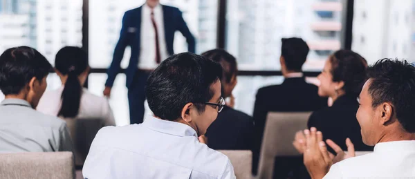 Pengusaha Yang Berdiri Depan Sekelompok Orang Dalam Seminar Pertemuan Aula — Stok Foto