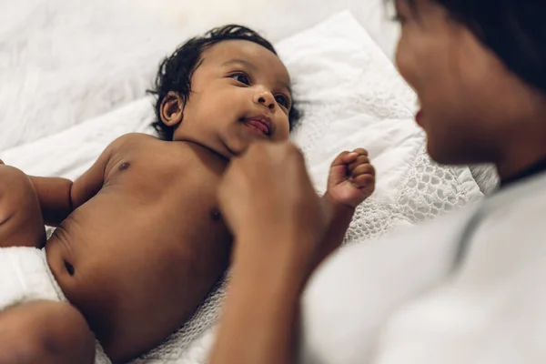 Retrato Disfrutar Del Amor Feliz Familia Afroamericana Madre Jugando Con — Foto de Stock