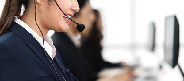 Grupp Glada Asiatiska Leende Call Center Affärsoperatör Kundsupport Team Telefon — Stockfoto