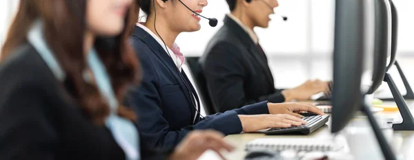 Grupo Feliz Asiático Sonriente Call Center Operador Negocios Atención Cliente — Foto de Stock