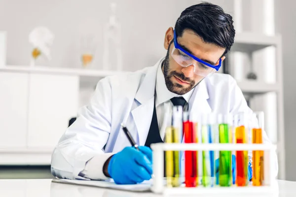 Professioneel Wetenschapper Man Onderzoek Het Werken Aan Een Chemisch Experiment — Stockfoto