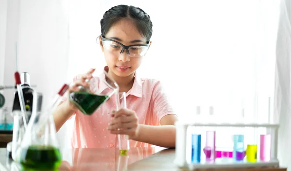 Ázsiai Aranyos Kislány Diák Tanulási Kutatás Csinál Egy Kémiai Kísérlet — Stock Fotó