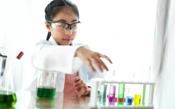 Asiático Bonito Menina Estudante Criança Aprendizagem Pesquisa Fazer Experimento Químico — Fotografia de Stock