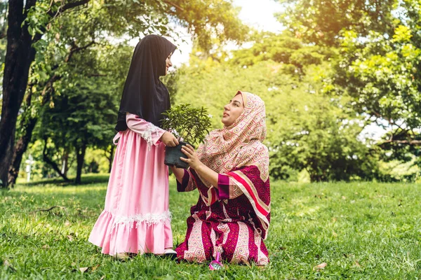 Dindar Portresi Mutlu Asyalı Aile Arap Müslüman Anne Tesettürlü Küçük — Stok fotoğraf