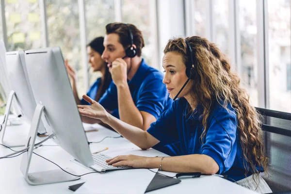 Grupo Feliz Centro Llamadas Sonriente Operador Negocios Atención Cliente Equipo — Foto de Stock