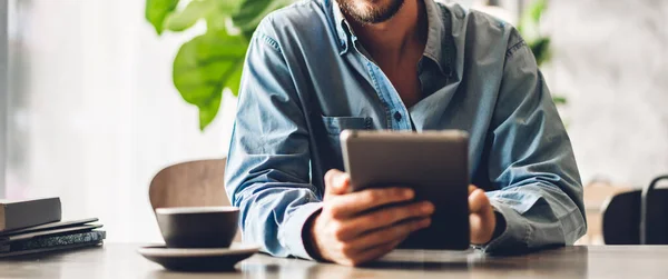 Homem Hipster Bonito Relaxante Usando Computador Tablet Digital Olhando Para — Fotografia de Stock