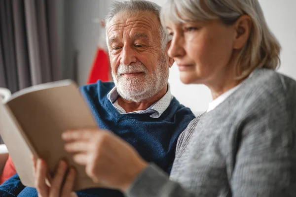 Familia Adultos Mayores Relajarse Teniendo Buen Tiempo Leyendo Libro Juntos — Foto de Stock