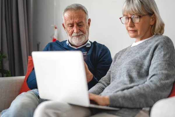 Famiglia Anziani Coppia Avendo Buon Tempo Utilizzando Computer Portatile Insiether — Foto Stock