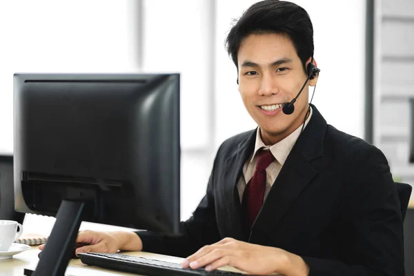 Happy Call Center Sonriendo Asiático Empresario Operador Atención Cliente Consultar — Foto de Stock