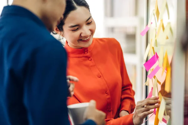 Casual Creatieve Gelukkig Twee Glimlach Aziatische Zakenmensen Planning Strategie Analyse — Stockfoto