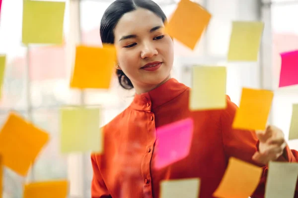 Alkalmi Kreatív Boldog Mosoly Ázsiai Üzletasszony Tervezés Stratégia Elemzés Üzembe — Stock Fotó