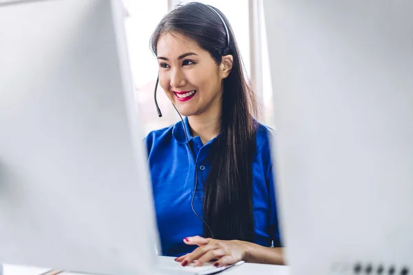 美しい幸せなコールセンター笑顔アジアのビジネス女性オペレーターの顧客サポートは コールセンターオフィスで無線ヘッドセットマイクとコンピュータで働く電話サービスの相談ゲン — ストック写真