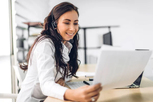 Beautiful Happy Call Center Smiling Businesswoman Operator Customer Support Consult — Stock Photo, Image