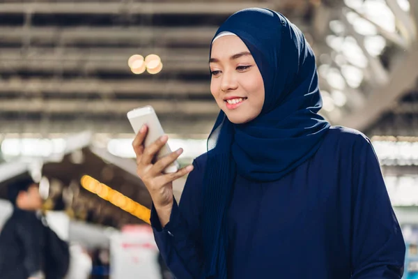 Ritratto Sorridere Felice Bella Donna Musulmana Rilassante Utilizzando Smartphone Digitale — Foto Stock