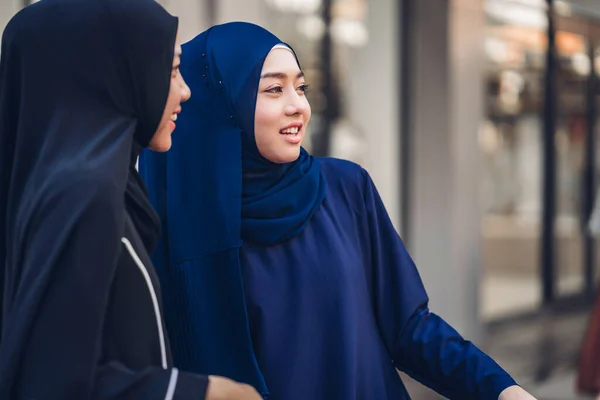 Ritratto Felice Araba Due Amiche Musulmane Con Abito Hijab Che — Foto Stock
