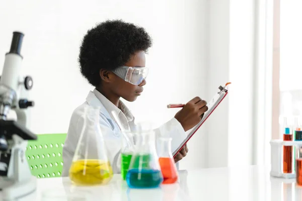 Afro Americano Bonito Menino Estudante Criança Aprendizagem Pesquisa Fazer Experimento — Fotografia de Stock