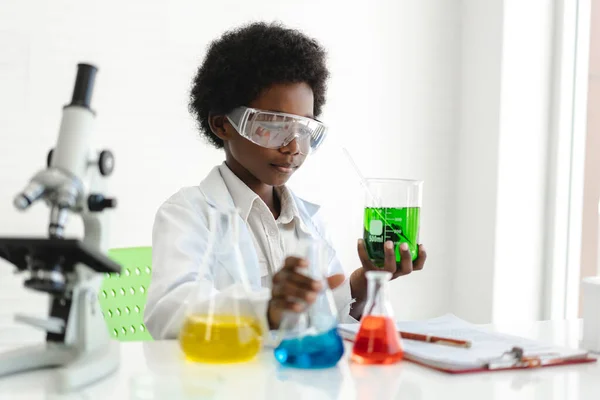 Afro Americano Bonito Menino Estudante Criança Aprendizagem Pesquisa Fazer Experimento — Fotografia de Stock