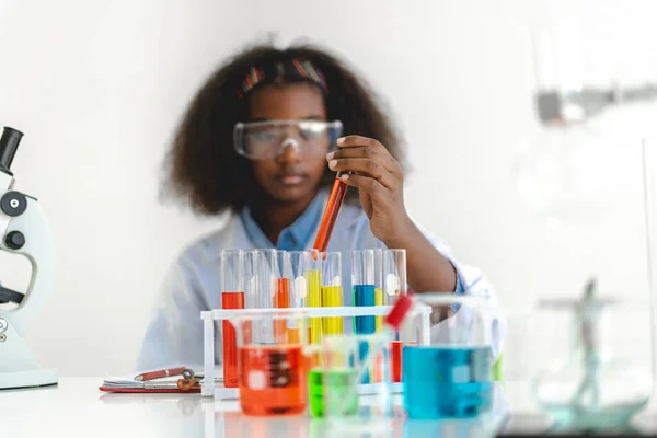 Afro Americano Bonito Menina Estudante Criança Aprendizagem Pesquisa Fazer Experimento — Fotografia de Stock