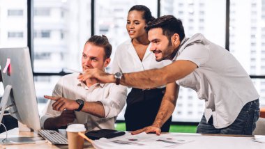 Profesyonel iş toplantıları ve yeni başlangıç projesiyle strateji tartışmaları. Modern çalışma ortamında masaüstü bilgisayarı ile yaratıcı iş adamları planlama ve beyin fırtınası. Takım çalışması kavramı