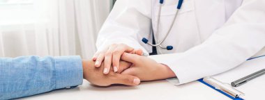 Kadın doktor servisi, erkek hastalarla konuşma ve danışmanlık yapma ve sağlık hizmetleri ile görüşmede el ele tutuşmayı destekliyor. Sağlık ve tıp alanında güven kavramını ifade ediyor.