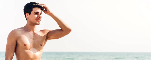 Gülümseyen Yakışıklı Seksi Adamın Portresi Kaslı Vücudunu Gösteriyor Tropik Plajda — Stok fotoğraf