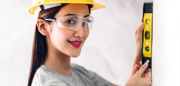Ung Asiatisk Kvinna Konstruktion Ingenjör Gul Hjälm Som Arbetar Och — Stockfoto