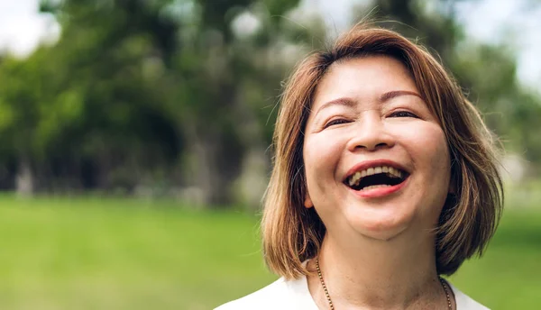 Портрет Счастливых Пожилых Пожилых Азиатских Женщин Улыбающихся Смотрящих Камеру Парке — стоковое фото