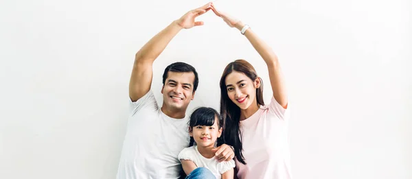 Happy Asian Family Father Mother Daughter Sitting Making Roof Home — Stock Photo, Image